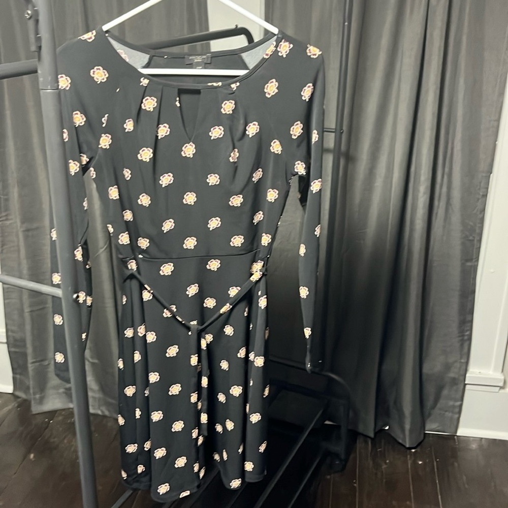 Ann Taylor petite dress with tie sash.  Key hole neckline. Black with flowers